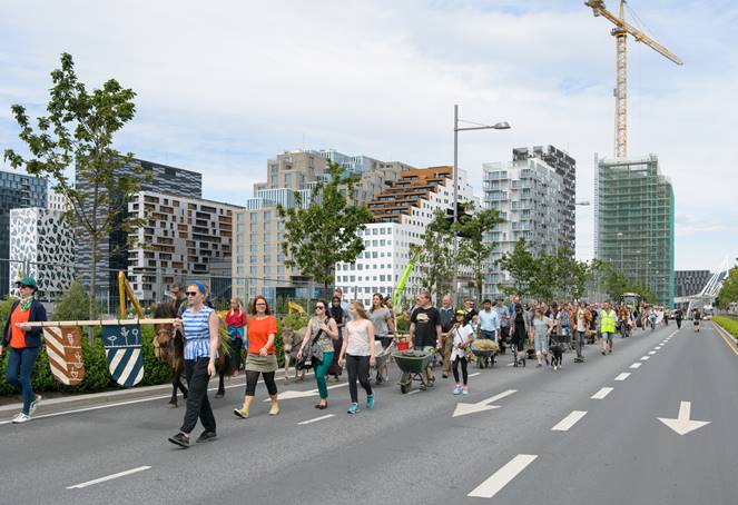 Futurefarmers går i prosesjon foran Barcode Bjørvika