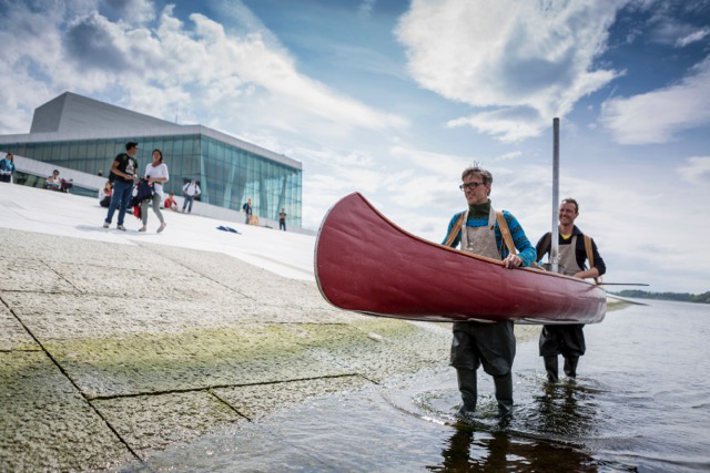 Personer i kano med mobil bakeovn foran Operaen