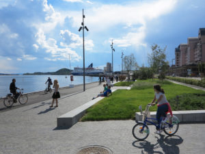 Mennesker sykler og går på Langkaigata