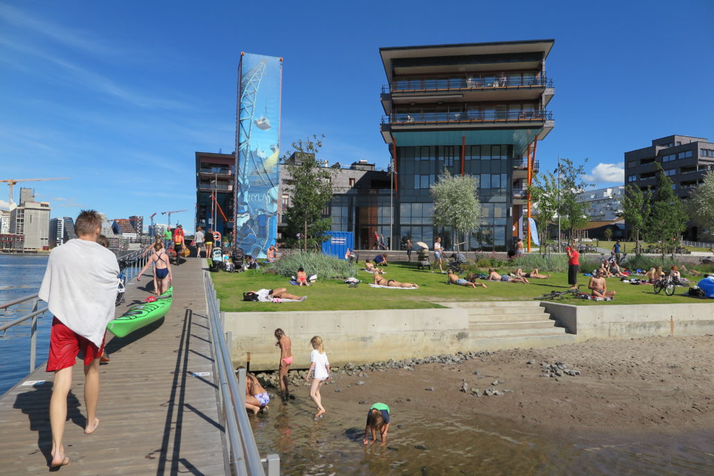 People swiming and sunbathing at Sørenga Bjørvika