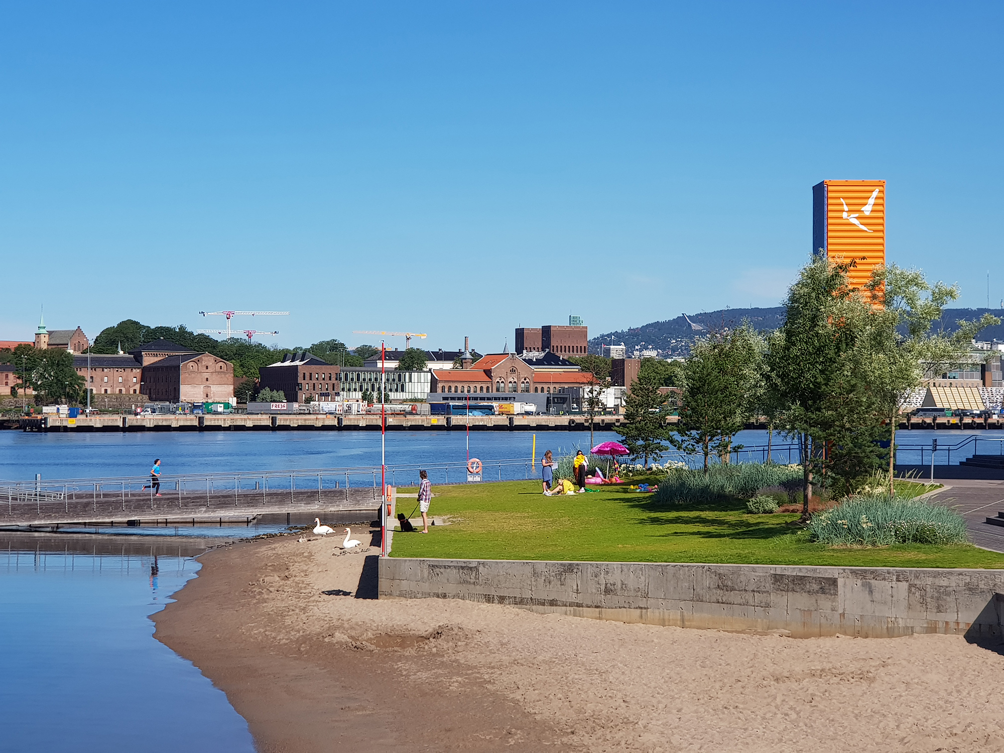Sandstrand på sørengautstikkeren med Rådhuset og Akershus Festning i bakgrunnen