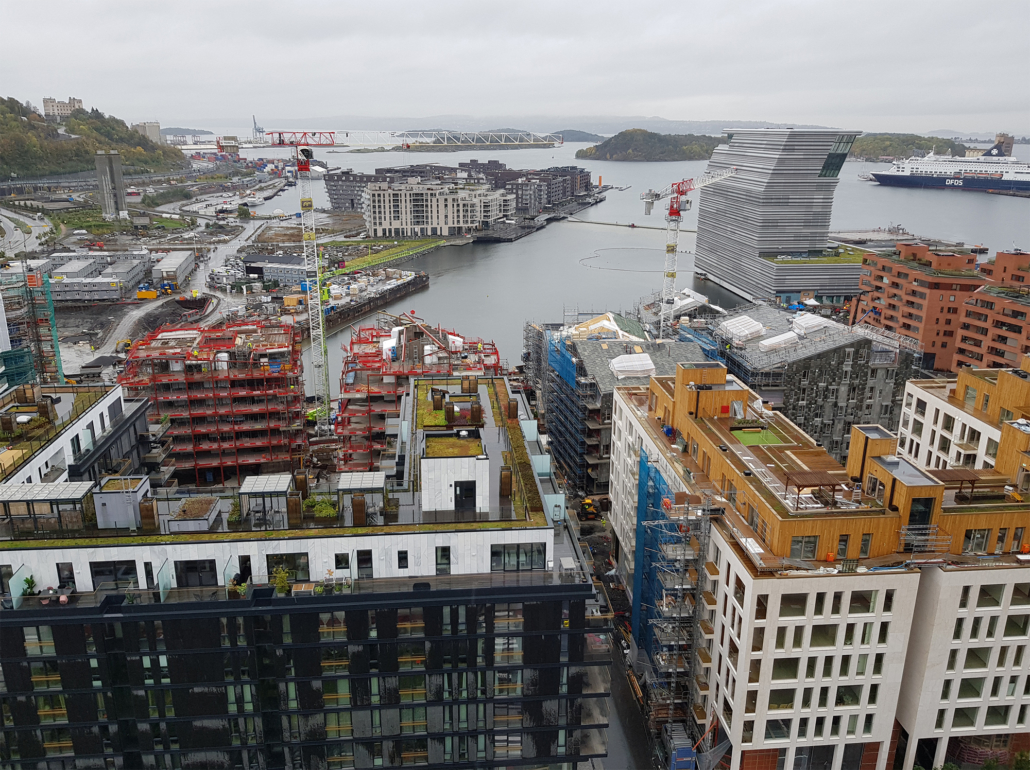 Både Eufemias hage (foran t.v.) og Munchmuseet (bak t.h) har grønne tak, som 50% av alle tak i hele Bjørvika.